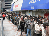 Los sufridos japoneses hacen fila para hacerse con una Nintendo DS Lite en Tokyo